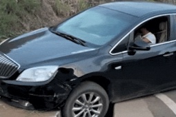 Tin tức ô tô - Clip: Mẹo vặt giải cứu ôtô bị mắc kẹt thế này, ai cũng muốn học