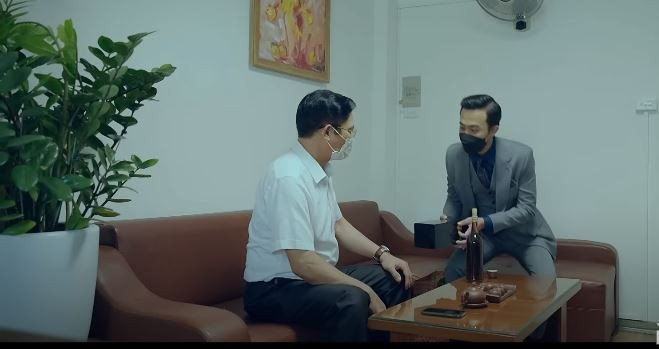Phân cảnh biếu rượu &#39;chống dịch&#39; của phim &#39;Đấu trí&#39; gây sốt trở lại - 3