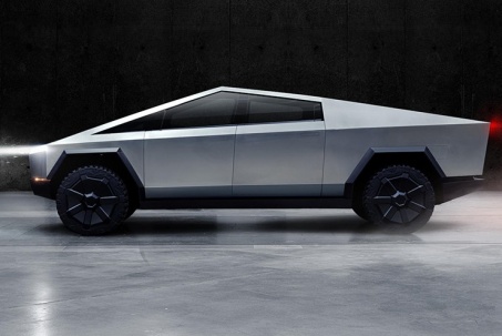 Mẫu xe bán tải điện Cybertruck đầu tiên của Tesla xuất xưởng