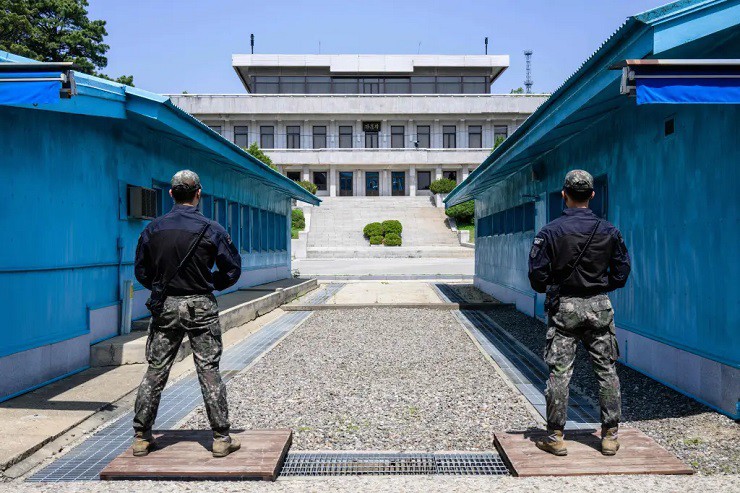 Binh sĩ Hàn Quốc đứng gác ở Khu An ninh Chung, hướng tầm mắt sang phía lãnh thổ Triều Tiên.