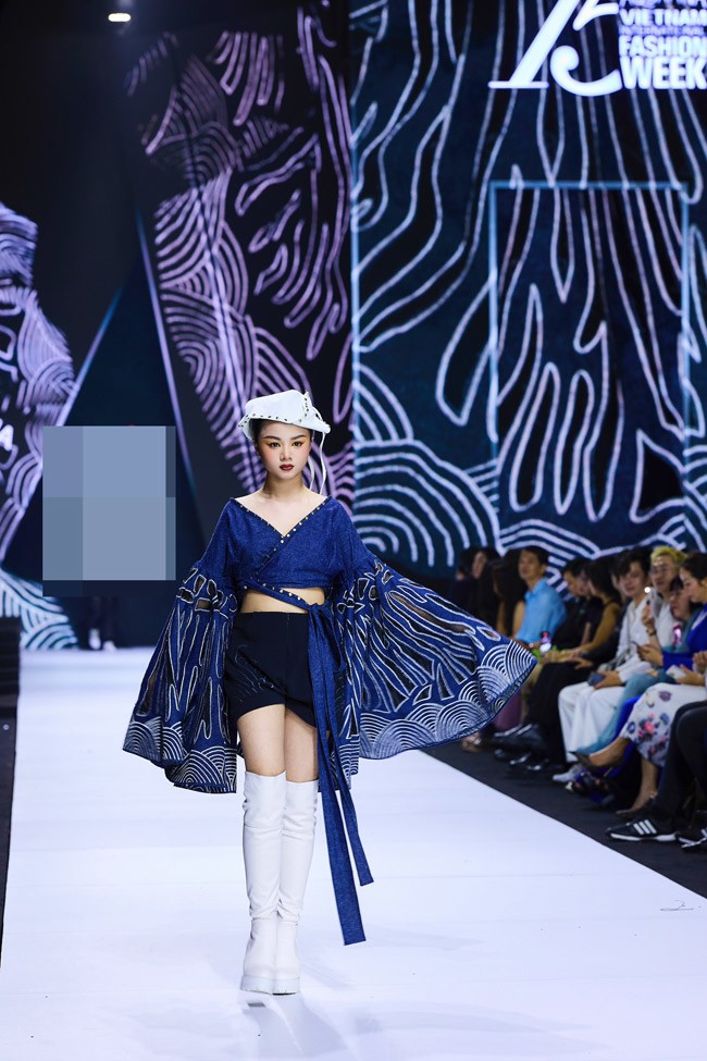 Maika Ngọc Khánh là mẫu nhí duy nhất tham gia trình diễn BST “Nước đầu nguồn” của NTK Vũ Việt Hà.