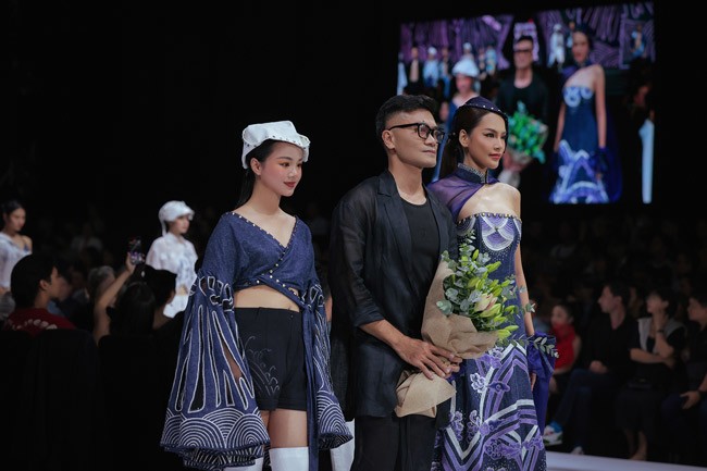 Maika và Hoàng Khánh cùng NTK chào khán giả.