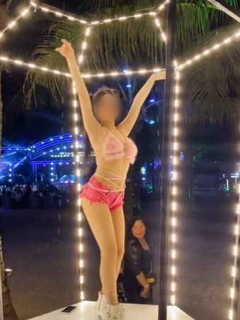 Hình ảnh nữ vũ công mặc gợi cảm biểu diễn ở quán bar tại Hạ Long (Quảng Ninh).&nbsp;