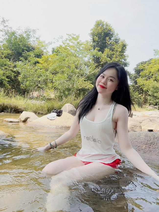 Điểm cộng của cô nàng là làn da trắng như bông bưởi, gương mặt thanh tú, hài hòa.&nbsp;
