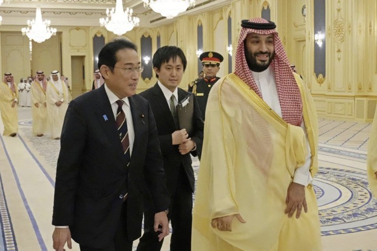 Thủ tướng Nhật bản Kishida Fumio gặp thái tử Ả Rập Saudi Mohammed bin Salman ở thành phố Jeddah hôm 16/7.
