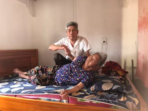 Đột quỵ khiến cô Minh bị liệt nửa người, không thể ngồi dậy được