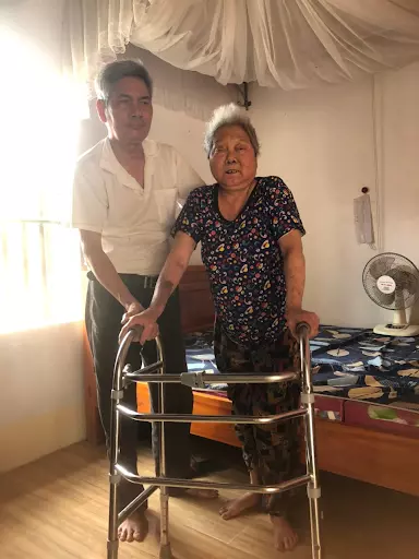 Mọi sinh hoạt cá nhân của cô Minh phải phụ thuộc vào người thân sau cơn đột quỵ
