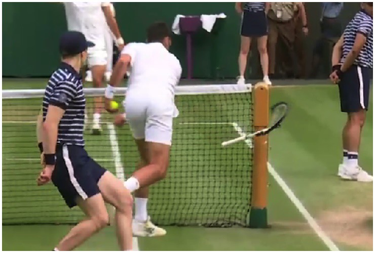 Hành vi đập vợt của Novak Djokovic đã gây ra nhiều tranh luận.