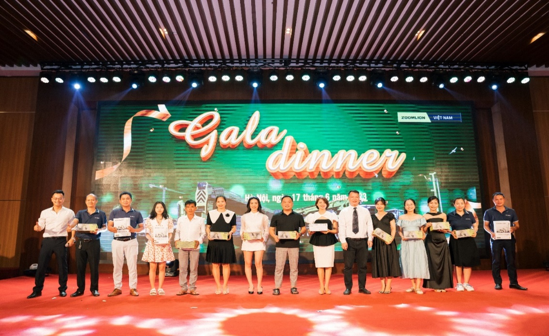 Trao quà tặng may mắn cho khách mời và cán bộ nhân viên