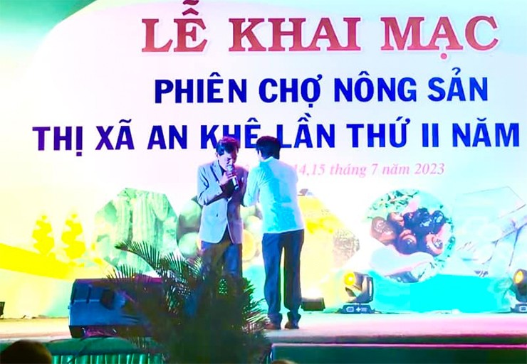 U70, Thương Tín đi hát hội chợ, được khán giả tặng số tiền lớn trong 1 đêm - 1