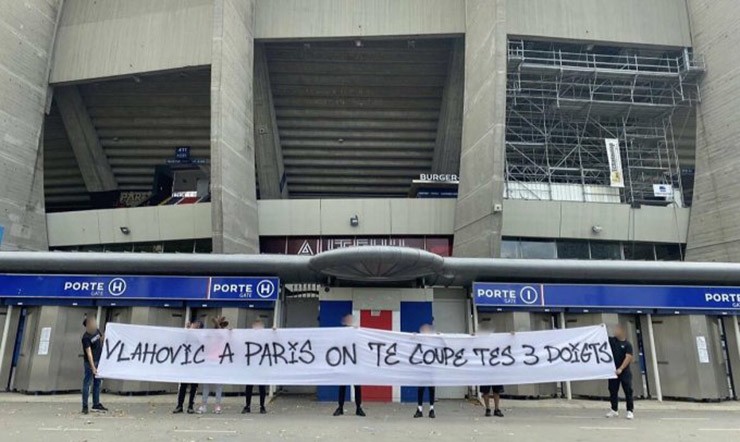 Biểu ngữ đáng lên án của 1 số fan PSG