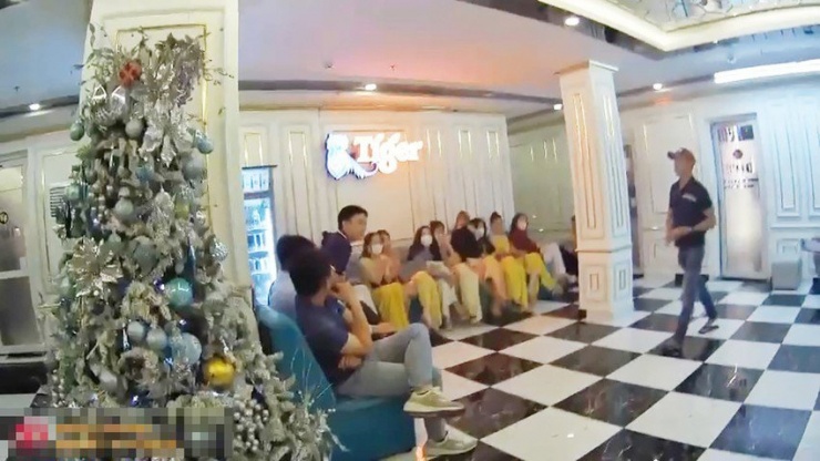 Khoảng 100 nữ tiếp viên dưới sự tổ chức, điều hành của 16 “má mì” tại hai khách sạn - karaoke - massage được Công an phát hiện đầu năm 2023. Ảnh: CA
