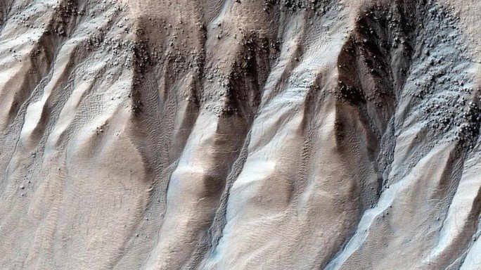 Những khe núi bí ẩn ở bán cầu Nam của Sao Hỏa, giống hệt cảnh quan Trái Đất - Ảnh: NASA