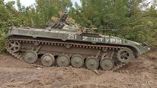Xe chiến đấu bọc thép của Nga bị thu giữ trong trận giao tranh gần Kharkiv.