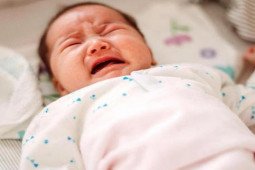 Bé gái 2 tháng tuổi tử vong nghi do ngạt sữa, cách sơ cứu để cứu mạng trẻ