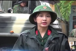 Phim - Nữ MC dầm mưa, gió thổi như "sắp bay" khi đưa tin trong cơn bão