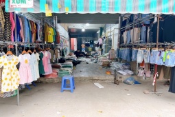 Kinh doanh - Giá thuê kiot ở chợ ngoại thành Hà Nội đắt “bỏng tay” lên tới 800 triệu/năm, hở ra là hết