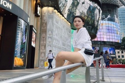 Thời trang - Diện kiểu quần "ngắn nhất thế gian": Trâm Anh quá vô tư tạo dáng khi ngồi?