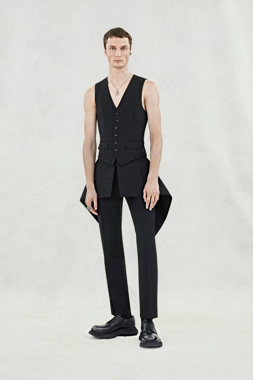 Alexander McQueen 2024 tập trung vào tỷ lệ và kiểu dáng cổ điển - 9