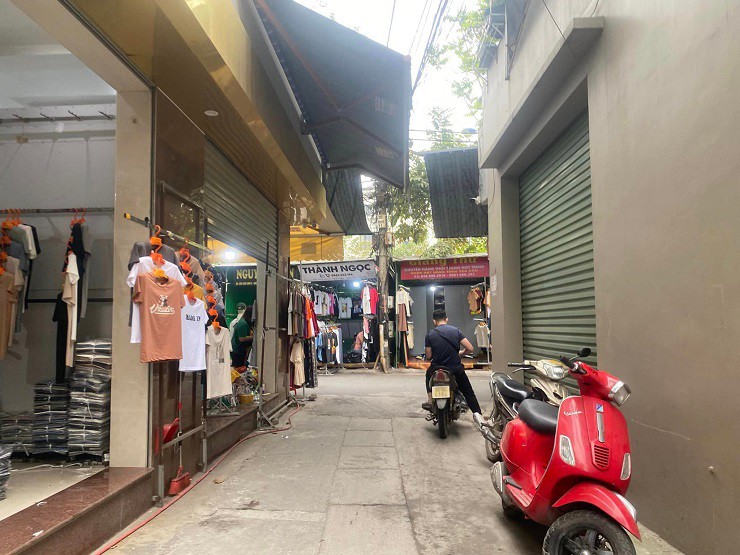 Các kiot có vị trí đẹp trong chợ luôn được tiểu thương tìm và thuê
