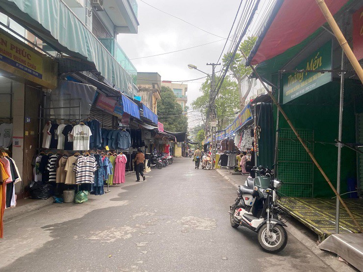 Tiểu thương tại chợ chuyên bán buôn quần áo, vải vóc cho các vùng miền trên cả nước