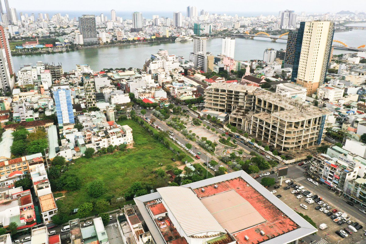 Hàng loạt dự án ở trung tâm TP Đà Nẵng bỏ hoang, thi công dang dở do vướng thủ tục pháp lý.