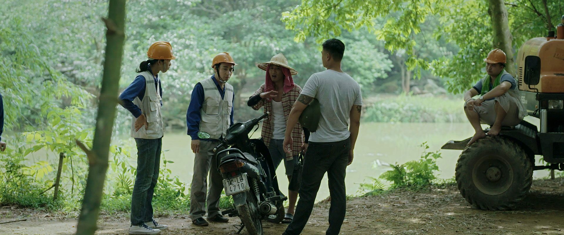 Doãn Quốc Đam (trùm khăn, đội nón) trong một cảnh quay