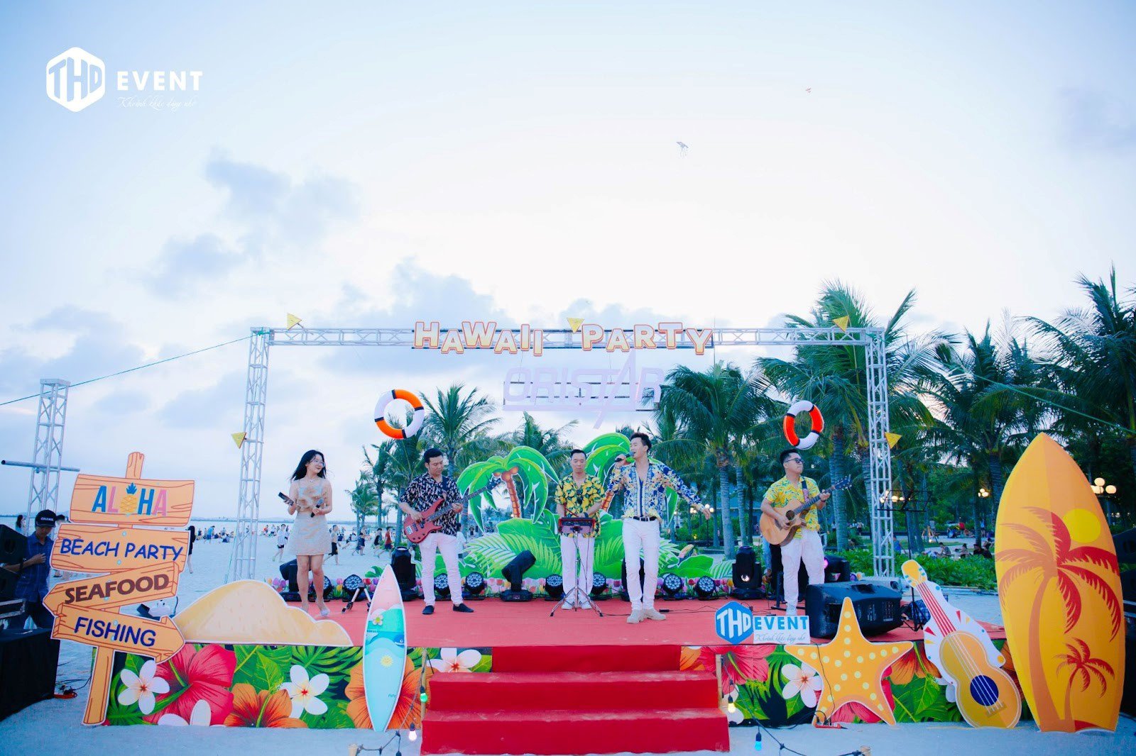 Sân khấu phong cách Hawaii mới mẻ cho tiệc gala trên bãi biển&nbsp;
