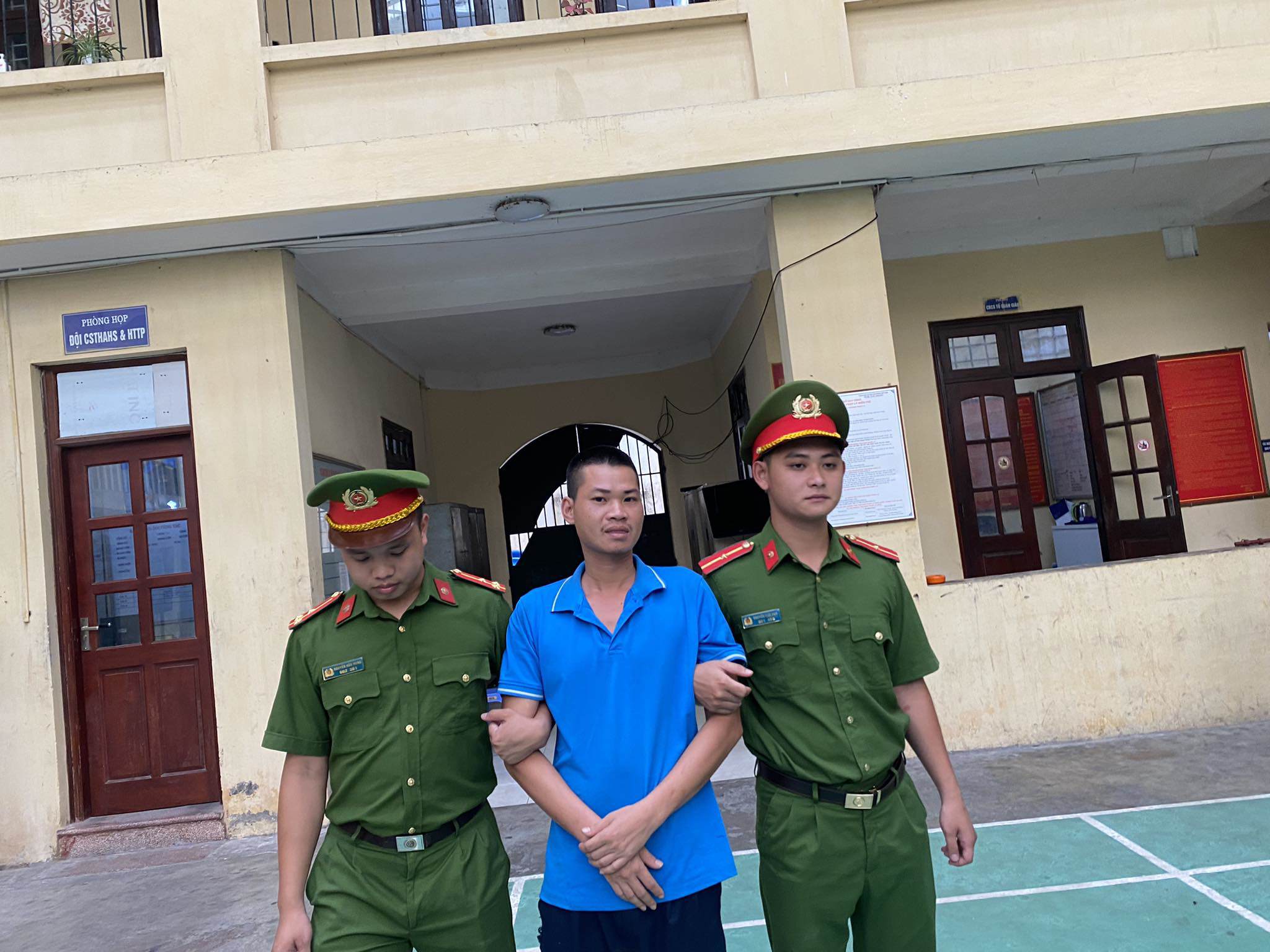Công bị công an bắt giữ