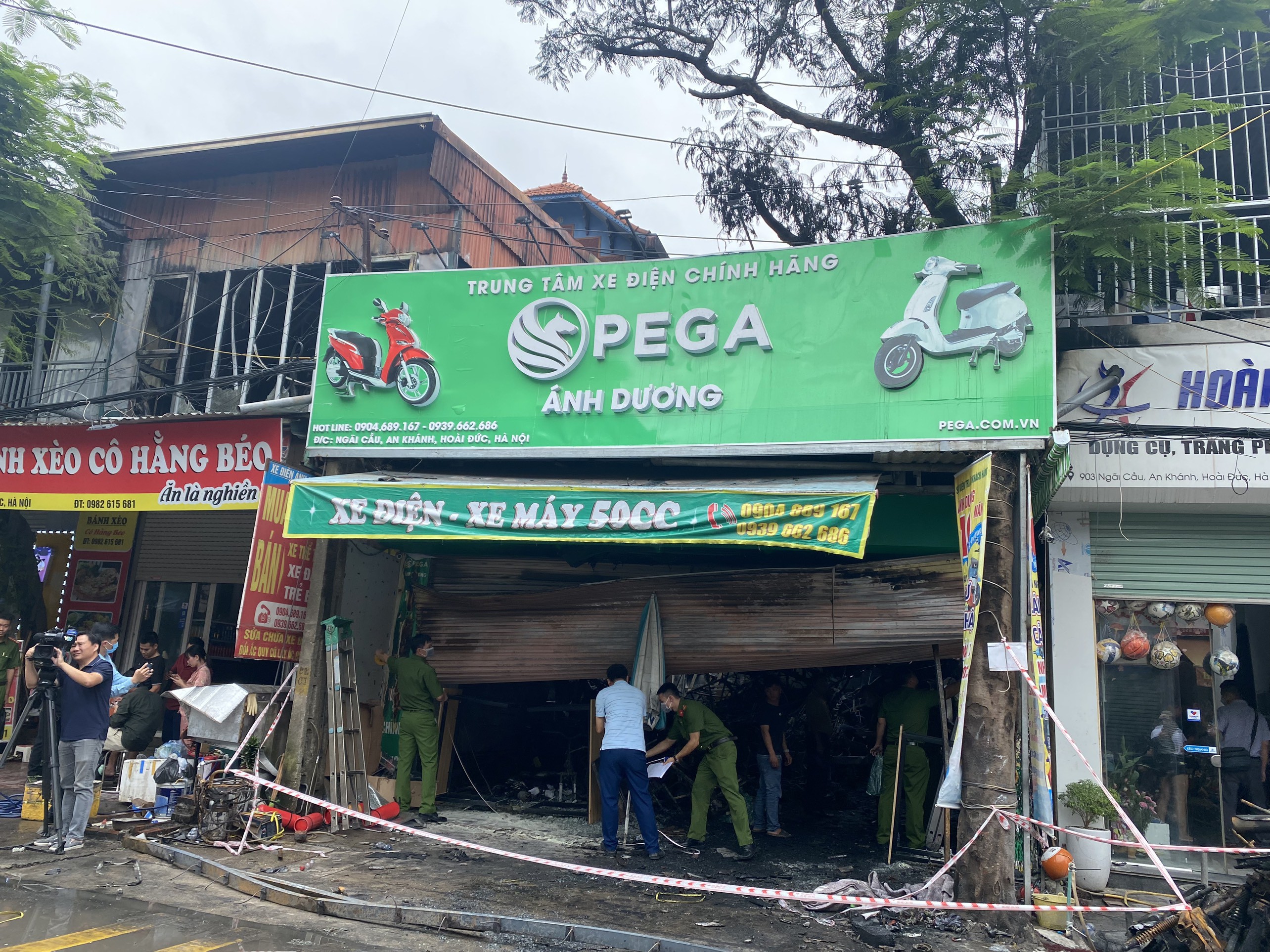 Vào rạng sáng nay (19/7) tại một cửa hàng kinh doanh xe đạp điện, xe máy điện, kết hợp nhà ở tại xã An Khánh (Hoài Đức, Hà Nội) đã xảy ra vụ cháy nghiêm trọng