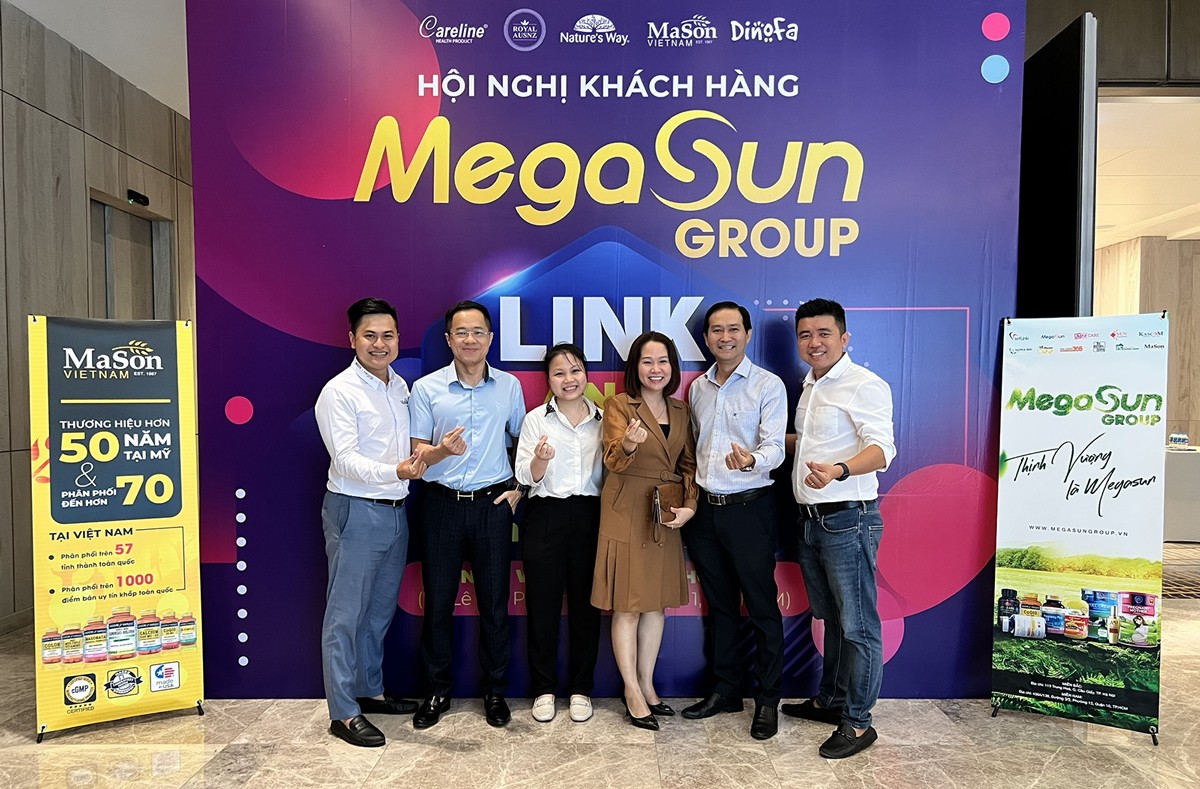 Ông Trần Nguyên Huy và bà Phạm Nguyễn Xuân Mai (chủ hệ thống nhà thuốc Huy Mai – thứ 2 và thứ 3 từ phải sang) tham dự hội nghị khách hàng của Megasun Group