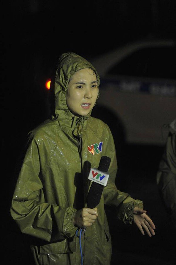 Mai Ngọc mặc áo mưa đưa tin&nbsp;về cơn bão Haiyan năm 2013