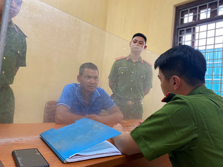 Cơ quan điều tra làm việc với nghi phạm.