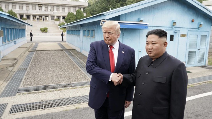 Cựu Tổng thống Mỹ Donald Trump và nhà lãnh đạo Triều Tiên Kim Jong-un gặp gỡ tại khu phi quân sự vào năm 2019.