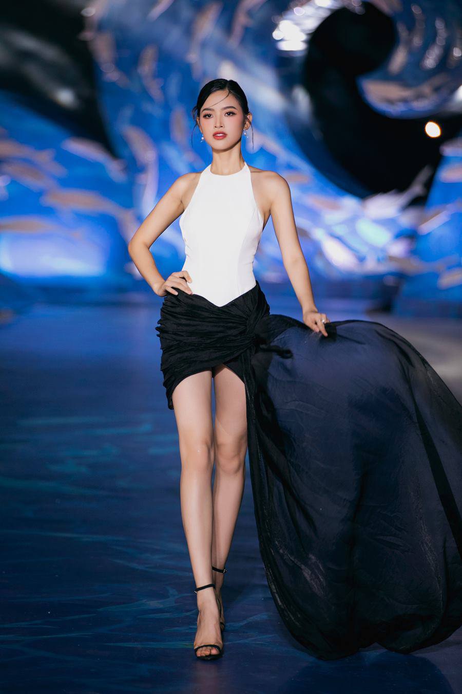 Hoa hậu Bảo Ngọc gây ấn tượng mạnh khi diễn thời trang ở Quy Nhơn - 4
