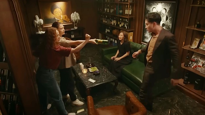 Đứng trước sự nổi dậy của 3 người phụ nữ, hắn tìm cách bỏ đi thì lúc này Thành xuất hiện để hỗ trợ.