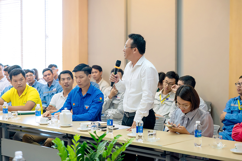 Ban lãnh đạo Công ty giải đáp thắc mắc tại chương trình