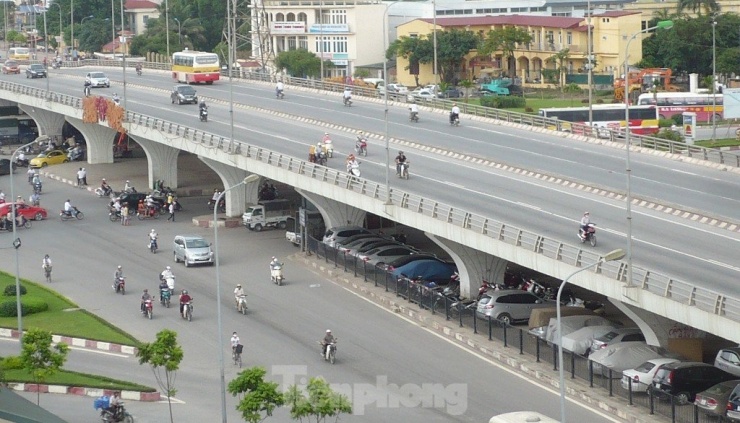 Hiện Hà Nội đang có 5 cầu vượt đã đưa vào sử dụng, với gầm cầu bên dưới rộng hàng nghìn mét vuông, như các cầu vượt: Ngã Tư Sở, Ngã Tư Vọng, Mai Dịch, Vĩnh Tuy (phần cầu cạn)…