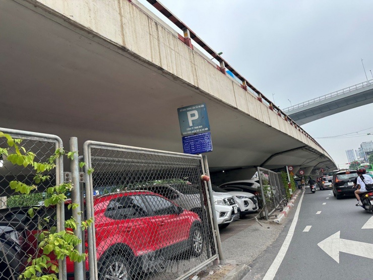 Tuy nhiên qua thực tế của PV Tiền Phong, hiện bên dưới các tuyến cầu vượt, cầu cạn này đang được quản lý không thống nhất, gần như mỗi nơi một kiểu, tạo nên sự lộn xộn, nhếch nhác cho cảnh quan đô thị