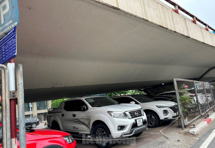 Trong 5 cầu vượt, hiện chỉ cầu Ngã Tư Vọng, Mai Dịch, Vĩnh Tuy (phần cầu cạn) là được trông giữ ô tô xe máy bên dưới. Ảnh chụp tại gầm cầu Ngã Tư Vọng chiều 19/7.