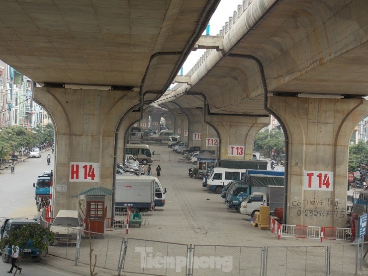 Trông giữ xe tại gầm cầu vượt Vĩnh Tuy.