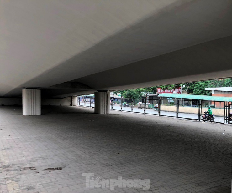 Còn gầm cầu vượt Nguyễn Trãi rộng cả nghìn mét vuông mỗi nhịp cầu thì đang bỏ trống.