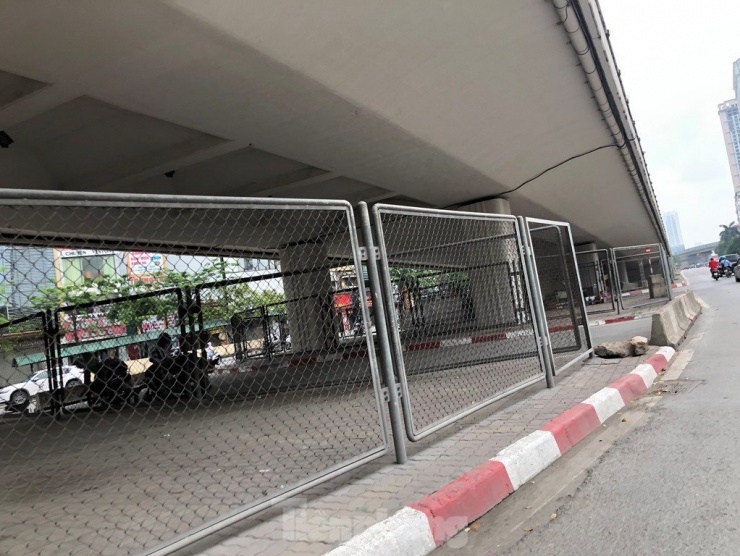 Trước tình trạng gầm cầu vượt là nơi xả rác, tụ tập của nhiều đối tượng xã hội về đêm, thời gian gần đây các đơn vị quản lý đã chi tiền ngân sách dựng hàng rào quây bốn xung quanh.