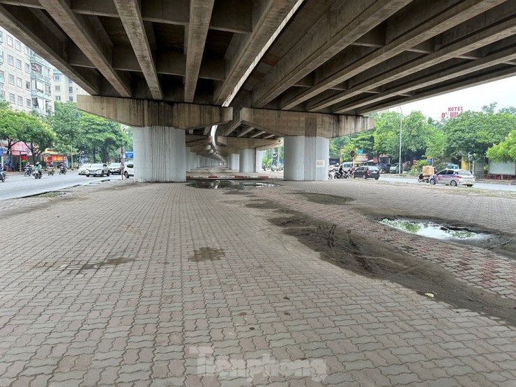 Một số đoạn cầu cạn như Vành đai 3 qua Linh Đàm, Pháp Vân (Hoàng Mai), nền gầm cầu cạn còn được lát gạch, có diện tích hàng chục nghìn mét vuông mỗi đoạn nhưng hiện đang bỏ không để phủ bụi