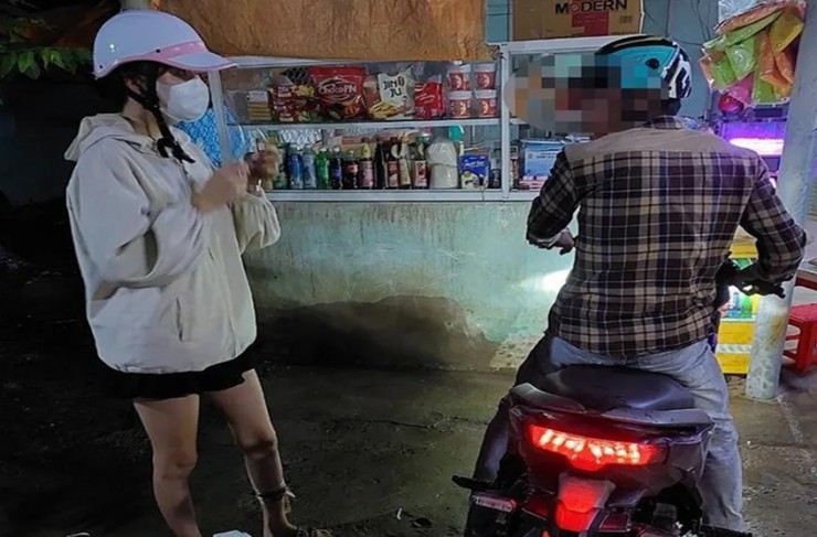 Vợ chồng anh L, chị Q bị Trần Phú và Nguyễn Minh Thuận uy hiếp cướp tài sản, xảy ra ngày 1-7 trên tuyến Quốc lộ N2. Ảnh cắt từ clip