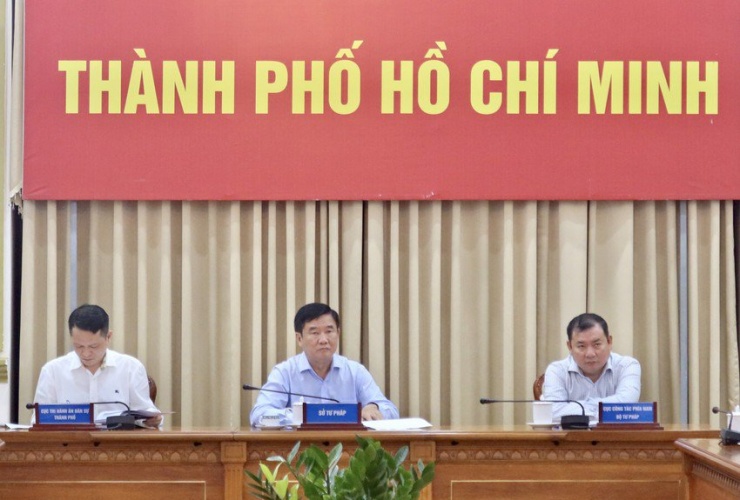 Ông Huỳnh Văn Hạnh (giữa), Giám đốc Sở Tư pháp TP.HCM chủ trì hội nghị tại điểm cầu TP.HCM. Ảnh: TRẦN MINH