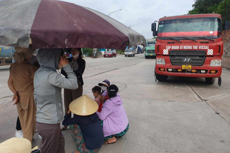 Vì sao người dân tập trung chặn xe vào cảng biển quốc tế ở Nghệ An?