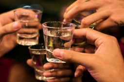 Những người thường xuyên uống rượu có nguy cơ mắc ung thư