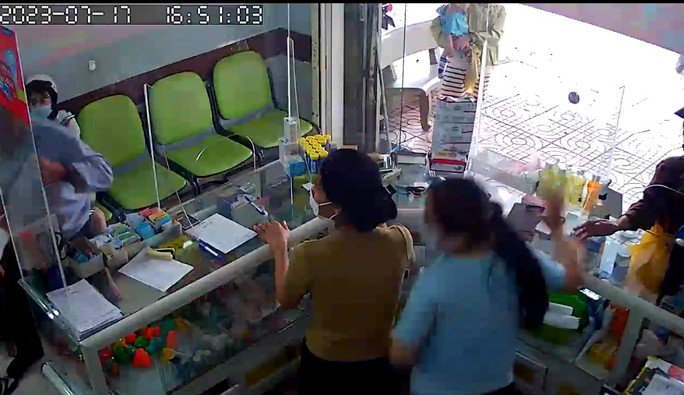 Ông D.T.Đ. lao vào đánh ông P.Q.T. trước sự chứng kiến của nhiều người