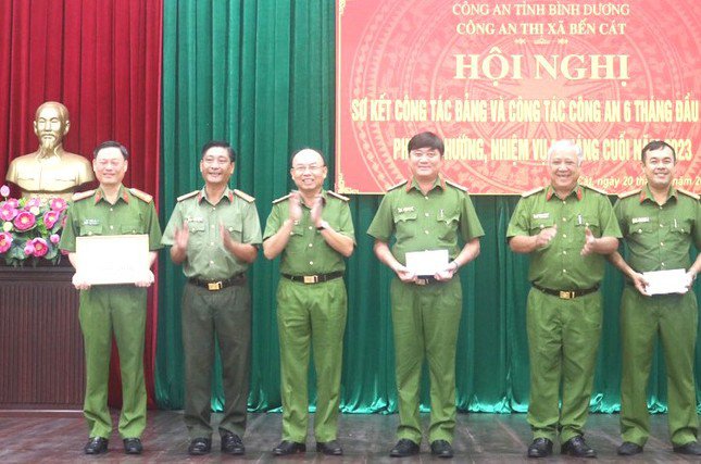 Đại tá Trần Văn Chính - Phó giám đốc Công an tỉnh Bình Dương (thứ 3 từ trái sang) trao thưởng cho cá nhân, tập thể tham gia phá án